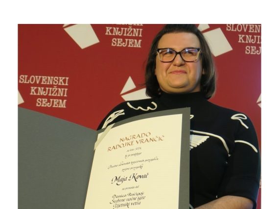 Maja Kovac s plaketo prikazna 2